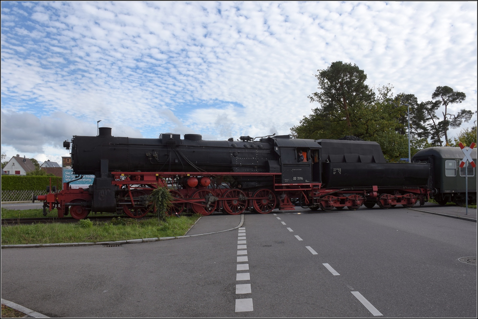 Schienenverkehr unterm Hohentwiel. 

52 7596 mit ihrem EFZ-Sonderzug für die SEHR & RS auf der nächsten Station bei der Bahnübergangsralley in Singen in der Bohlinger Strasse. Oktober 2022.