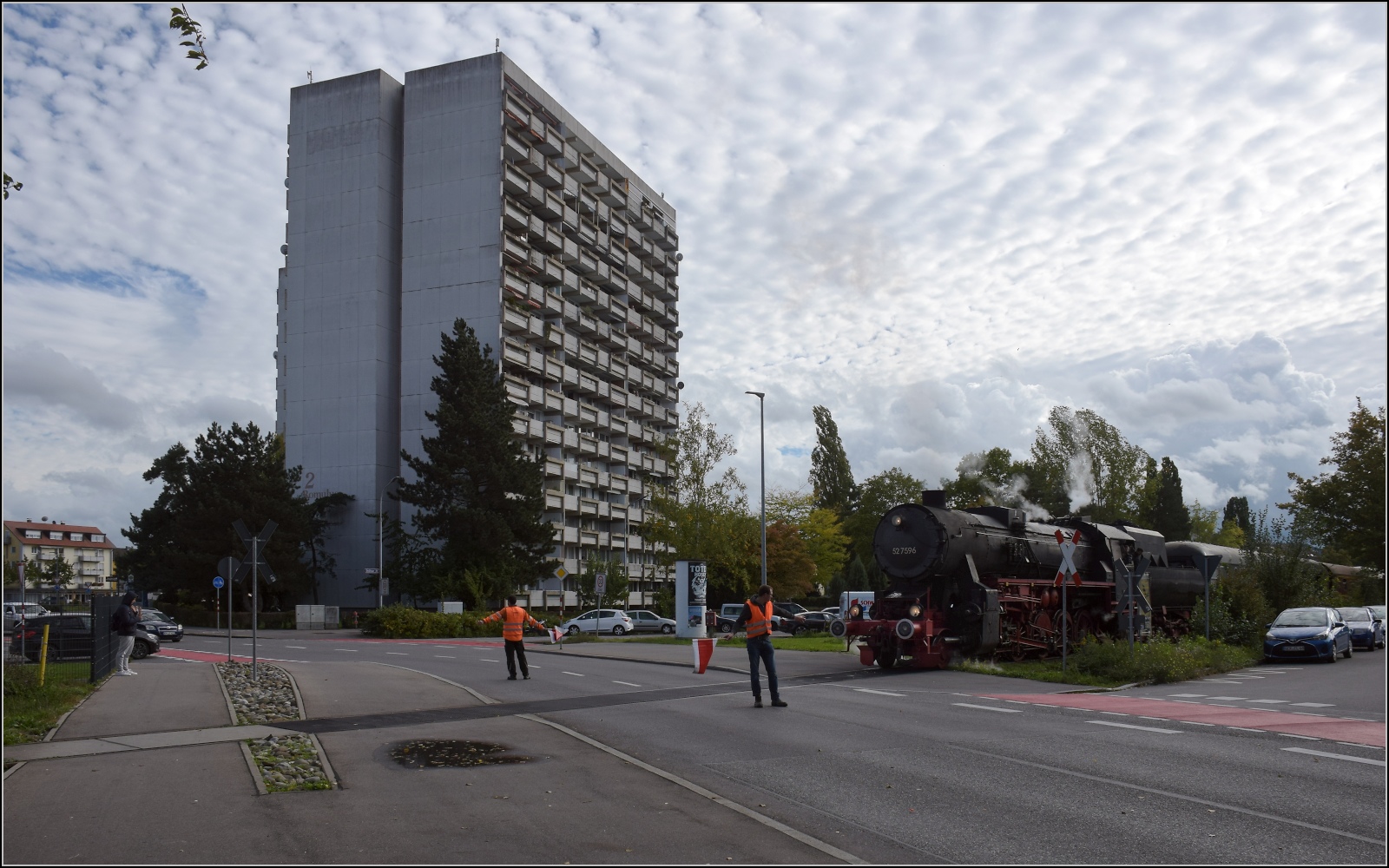 Schienenverkehr unterm Hohentwiel. 

52 7596 mit ihrem EFZ-Sonderzug für die SEHR & RS beginnt die Bahnübergangsralley in Singen in der Worblinger Strasse. Oktober 2022.