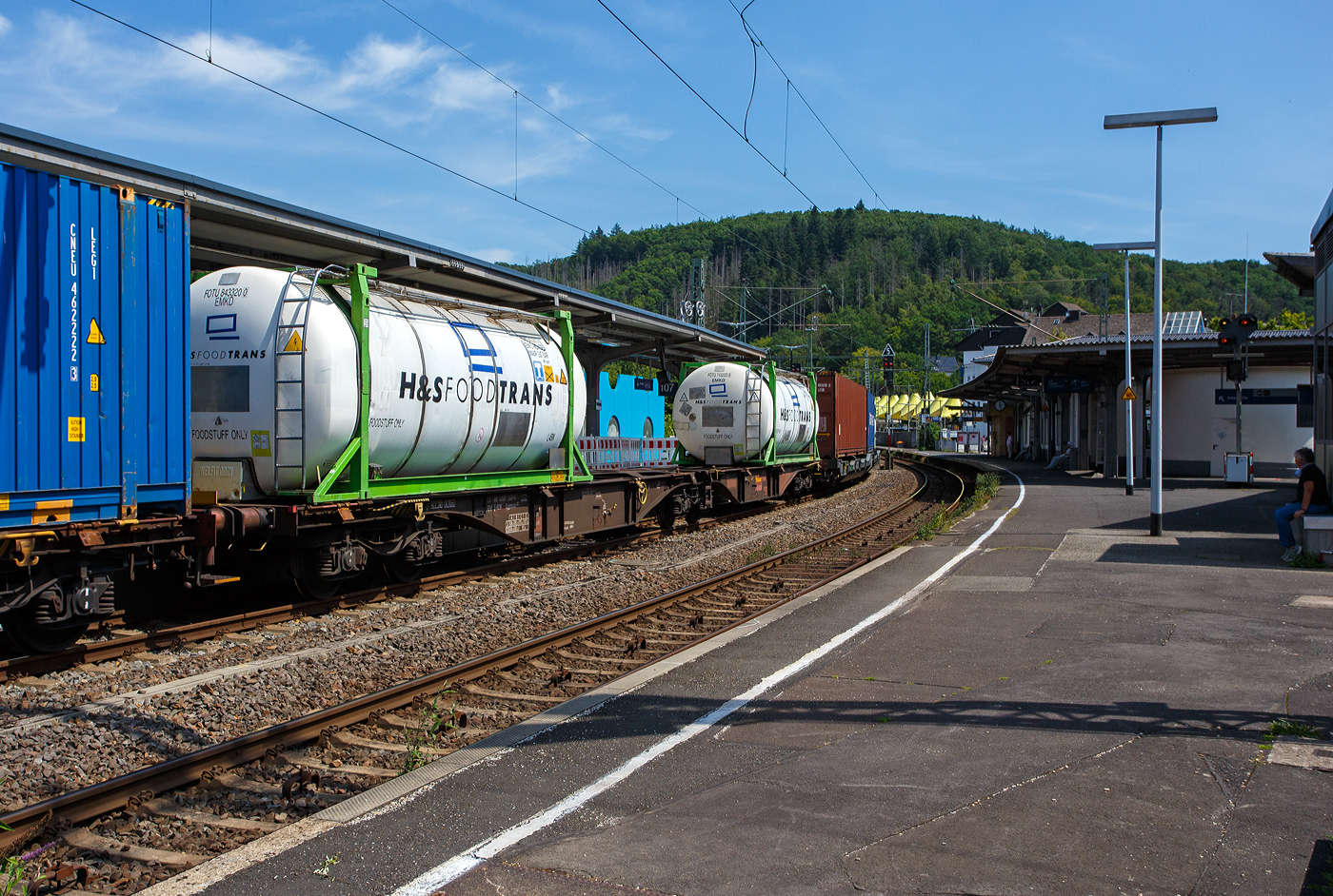 Sechsachsige Drehgestell-Gelenk-Containertragwagen-Einheit / 6-achsiger Containertragwagen, 33 88 4961 368-6 B-RCW, der Gattung Sggmrss 90' (6436 D0), der RCW – Rail Cargo Group, am 19 Juli 2025 im Zugverband bei der Zugurchfahrt in Betzdorf/Sieg. Hier beladen mit zwei 30-Fuß-Tank-Containern der H&S Foodtrans B.V..

Der Wagen der Gattung Sggmrss wird für den Transport von Containern und Wechselbehältern verwendet und hat drei zweiachsige Drehgestelle. Die Flachwagen sind für 20-, 30-, 40- und 45-Fuß-ISO-Container und Wechselbehälter geeignet.

TECHNISCHE DATEN:
Spurweite: 1.435 mm
Länge über Puffer: 29.590 mm
Drehzapfenabstände: 2 x 11.995 mm
Achsabstand in den Drehgestellen: 1.800 mm
Laufraddurchmesser: 920 mm (neu)
Ladelänge: 2 x 13.820 mm (2 x 45`)
Höhe der Ladeebene über S.O.: 1.155 mm
Eigengewicht: 27.500 kg
Max. Zuladung bei Lastgrenze S: 107,5 t (ab Streckenklasse D)
Max. Zuladung bei Lastgrenze SS: 92,5 t (ab Streckenklasse C)
Höchstgeschwindigkeit: 100 km/h Lastgrenze S / 120 km/h bei Lastgrenze SS und leer)
Kleinster befahrbarer Gleisbogen: R 75 m
Bremse: 2 x KE-GP-A (K)
Bremssohle: Cosid 810
Feststellbremse: Ja (am/aufs mittlere Drehgestell)
Verwendungsfähigkeit: TEN GE
