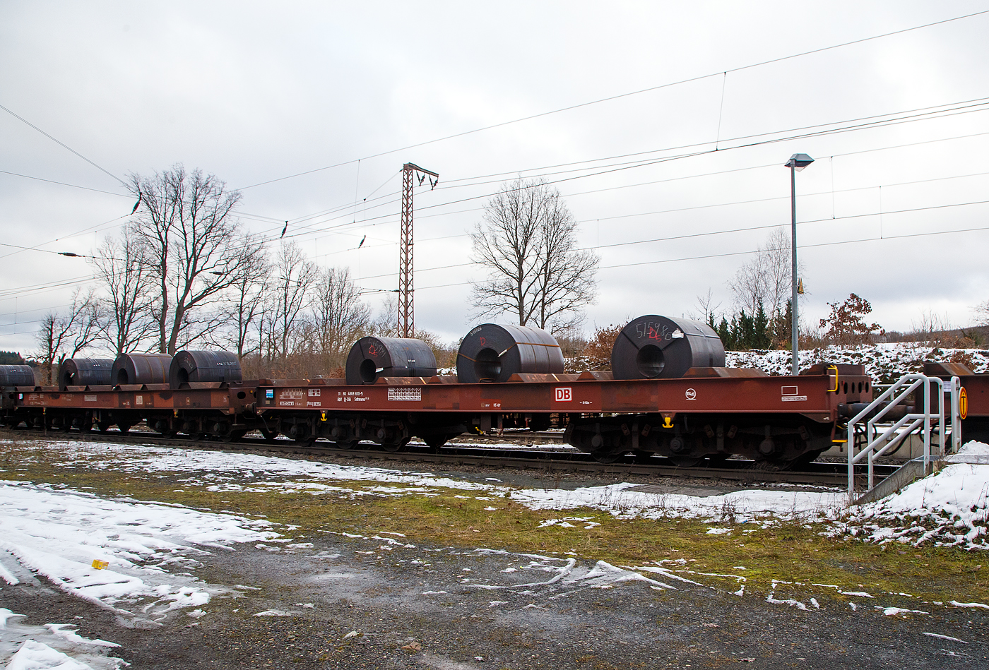 Sechsachsiger Drehgestellflachwagen, mit Lademulden für Coiltransporte (Blechrollen), 31 80 4868 610-5, der Gattung Sahmms 711.0, der DB Cargo AG, abgestellt am 08.11.2015 in Kreuztal. am 27.01.2023 im Zugverband bei der Durchfahrt in Rudersdorf (Kr. Siegen), beladen mit drei Warmband-Coils. Solch ein Coil wiegt 25 bis 30 t, da ist schnell die Lastgrenze erreicht.

Von diesen Wagen wurden 450 Stück zwischen 1991 und 1993 von Waggonbau Graaff (eine Tochter der VTG AG) gebaut.

Der Wagen ist speziell für die Beförderung schwerer nicht witterungsempfindlicher Blechrollen geeignet. Das Untergestell besteht aus zwei durchgehenden äußeren Langträgern aus St 52, die durch die beiden Hauptquerträger - eine Schweißkonstruktion aus St 52-Blechen - und weiteren Walzprofilträgern verbunden sind. Es ist für eine Belastung entsprechend 22,5 t Radsatzlast ausgelegt. Alle Querträger sind sattelförmig angeordnet, mit geleichterten Stegblechen verbunden und bilden 7 Lademulden. Die Mulden selbst bestehen aus 8 mm dicken Stahlblechen und haben im oberen Bereich eine Neigung von 45° und im unteren Bereich für Blechrollen kleineren Durchmessers eine Neigung von 30°.

TECHNISCHE DATEN:
Spurweite: 1.435 mm
Anzahl der Achsen: 6 in zwei Drehgestellen
Länge über Puffer: 16.400 mm
Drehzapfenabstand: 9.400 mm
Achsabstand im Drehgestell: 3.400 (2 × 1.700) mm
Drehgestell Bauart: 714
Gesamter Radsatzstand: 12.800 mm
Ladelänge: 14.920 mm
Ladebreite in den Mulden: 2.455 mm
Max. Coil-Ø: 2.500 mm
Höchstgeschwindigkeit: 100 km/h (beladen) /120 km/h (leer)
Zuladung bei Lastgrenze S (intern.): 74,1 t (ab Streckenklasse D)
Zuladung auf DB Netz ab Streckenklasse CE: 89,1 t (max.100 km/h)
Max. Tragfähigkeit: 104 t (bauartspezifische Tragfähigkeit)
Eigengewicht: 30.350 kg
Kleinster bef. Gleisbogenradius: R 75 m
Bauart der Bremse: KE-GP (LL)
Bremssohle: IP 116
Intern. Verwendungsfähigkeit: RIV