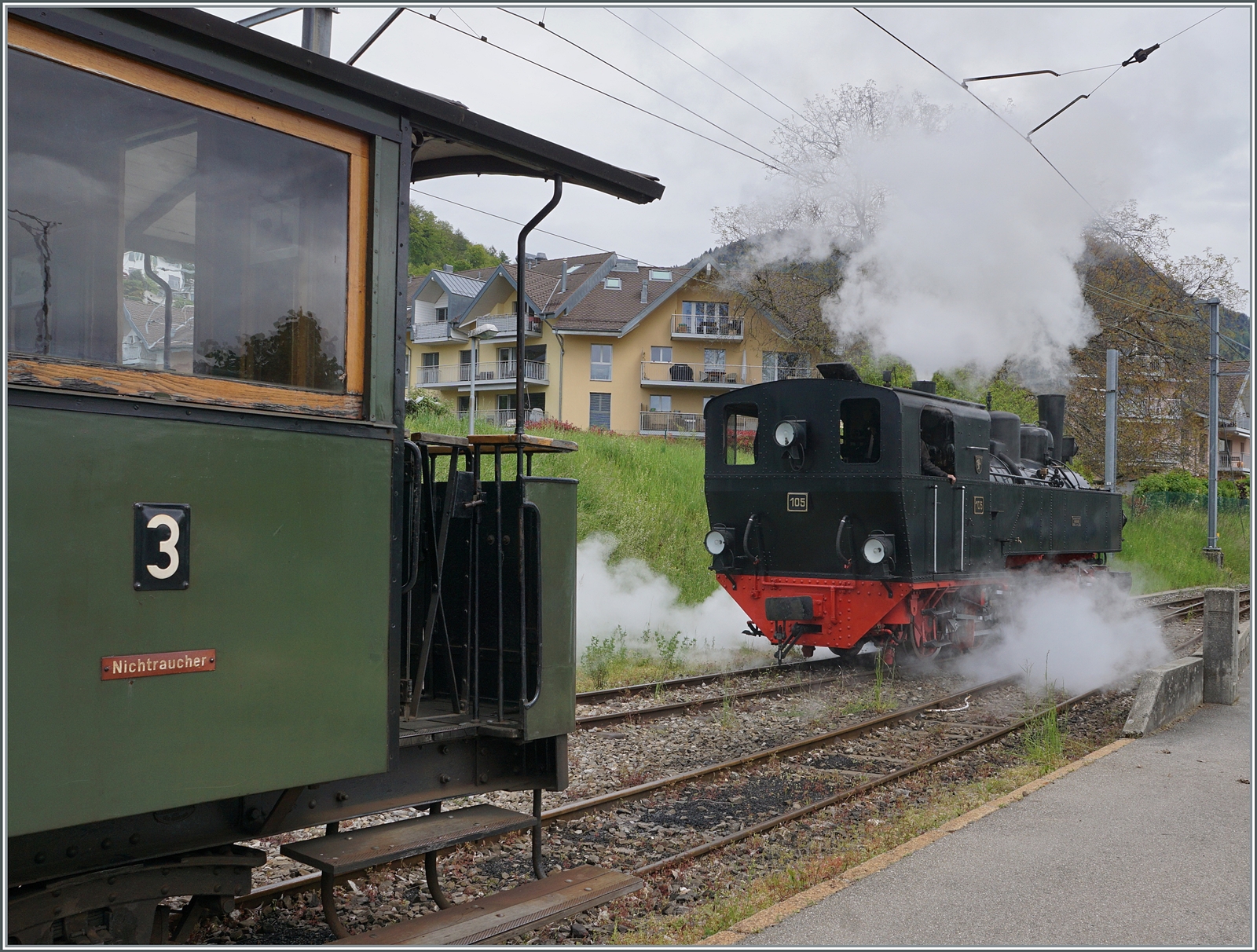 SEG Ambiente zur Saisoneröffnung bei der Blonay-Chamby Bahn in Blonay mit der SEG G 2x 2/2 105 und dem MEG Grossraumwagen C4 N° 171 von 1891, erbaut bei Herbrand.

4. Mai 2024