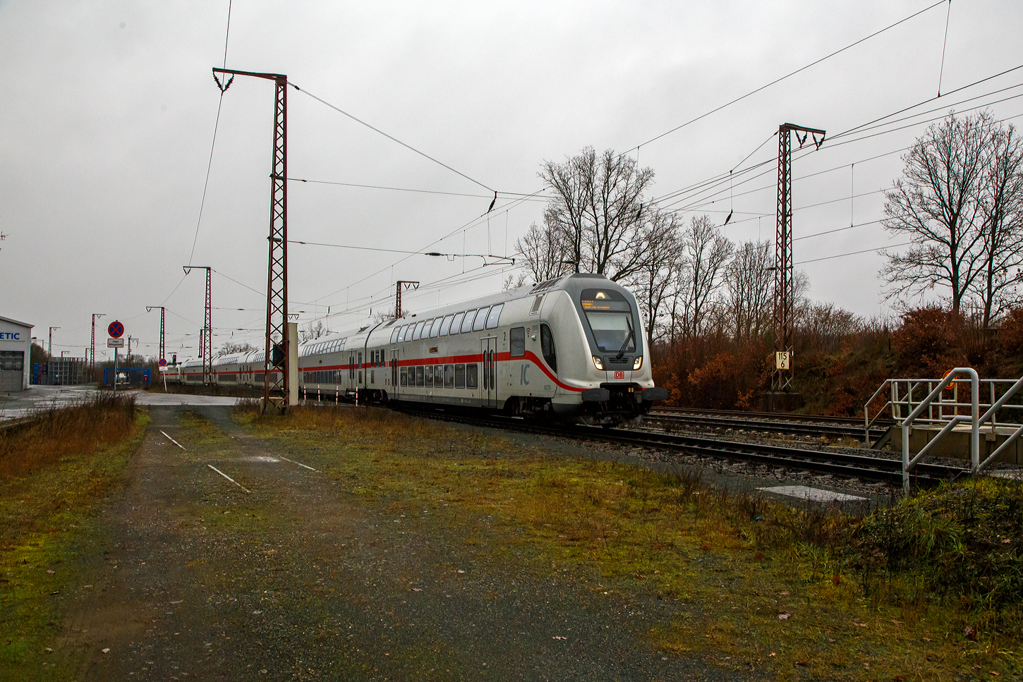 Steuerwagen voraus, geschoben von der 147 570-6 (91 80 6147 570-6 D-DB – IC 4878), fährt am 23.12.2022 der IC 2227 (Münster Hbf - Siegen - Frankfurt a.M. Hbf) durch Rudersdorf über die Dillstrecke (KBS 445) in Richtung Dillenburg.