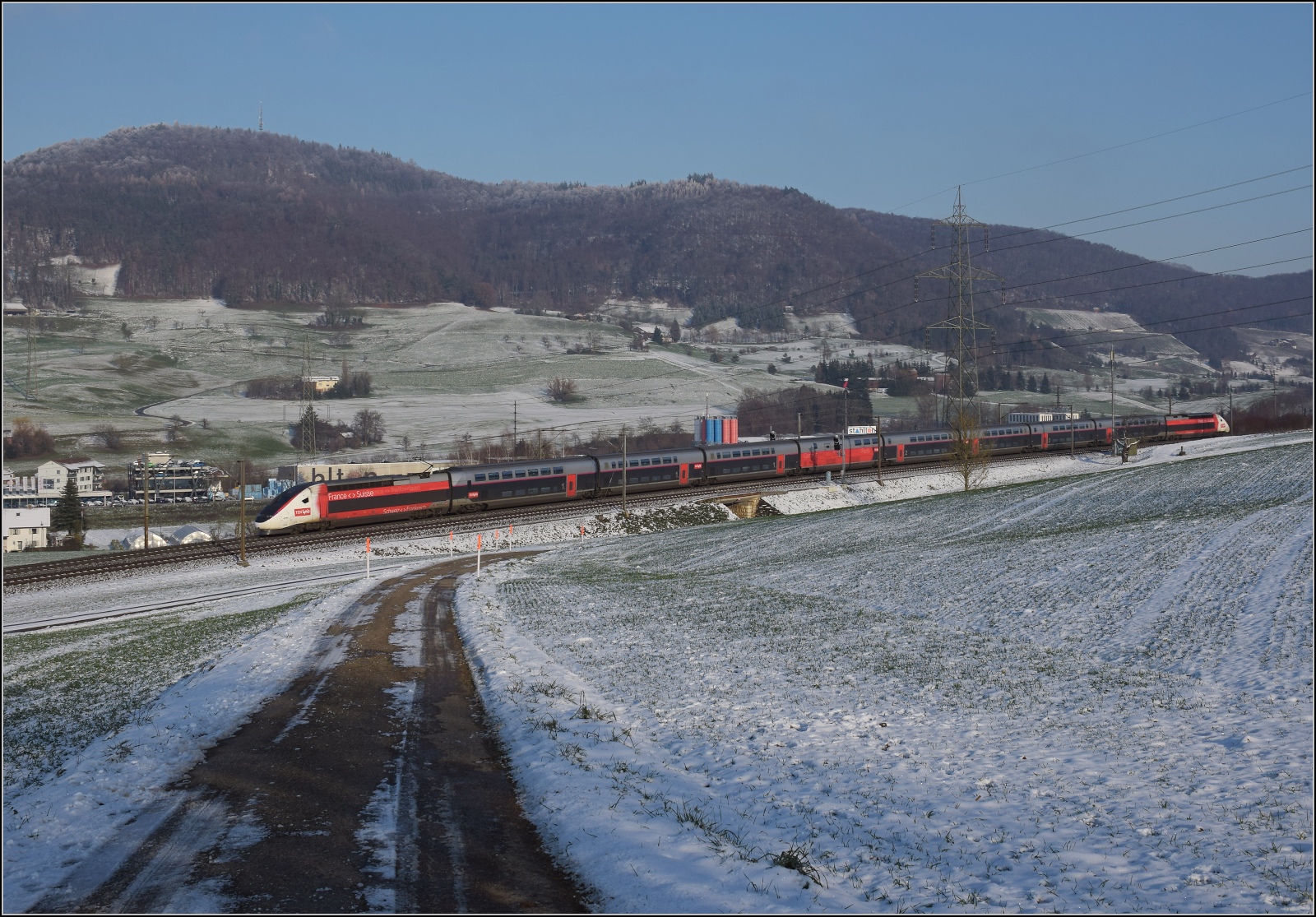 TGV-Lyria 4721 muss wegen Verspätung zur Strafe über den Bözberg. Das gibt zwar ein paar weitere Minuten obenauf, aber den Fahrgästen auch eine landschaftlich reizvollere Strecke. Frick, Dezember 2022.