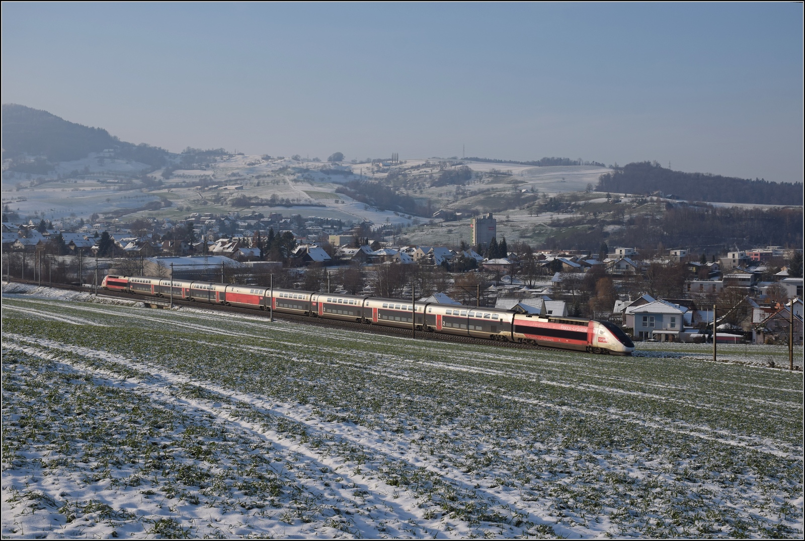 TGV-Lyria 4721 muss wegen Versp�tung zur Strafe �ber den B�zberg. Das gibt zwar ein paar weitere Minuten obenauf, aber den Fahrg�sten auch eine landschaftlich reizvollere Strecke. Frick, Dezember 2022.