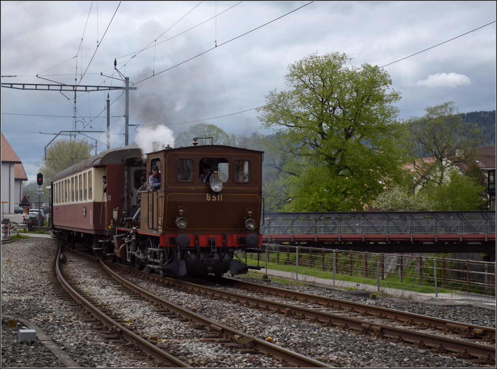 Train du Terroir.

Vor dem Streckenumbau noch eine Besichtigungstour im Val Travers. Die E 3/3 5811 in Couvet. Mai 2024.

Bei den ersten sechs Bildern bitte ich um Entschuldigung wegen einer versehentlichen starken Unterbelichtung, deren Behebung eine weniger gute Qualität bedingen. Ich fand sie aber trotzdem stimmungsvoll genug...