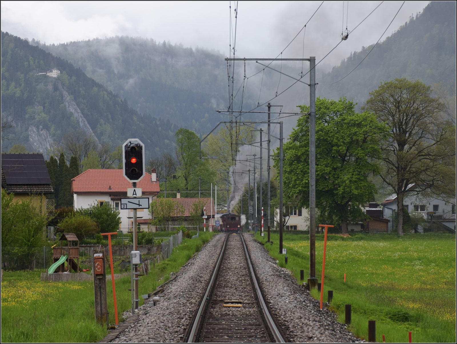 Vapeur Val-de-Travers: Train  Au fil de l'Areuse .

E 3/3 8511 wird offenbar von irgenwie am Verlassen von Môtiers gehindert. Hier sollte eigentlich die Verfolgung des Zuges starten. Also doch noch etwas näher hinfahren. Der Holperstart behinderte allerdings die ertragreiche Fotofahrt im Val Travers mit viel Dampf in keiner Weise. Mai 2023.

Noch ein kleiner Hinweis, sollte jemand den Trick noch nicht kennen. Man kann auch Kategoriegruppen ansehen, wenn man oben auf  alle Bilder  klickt. In diesem Fall kann man zusammenhängend alle Bilder von VVT kredenzen. Hier noch als Direktlink: http://igschieneschweiz.startbilder.de/name/galerie/kategorie/Neueste/hierarchie1/Vereine/hierarchie2/VVT+%7C+Vapeur+du+Val+de+Travers.html