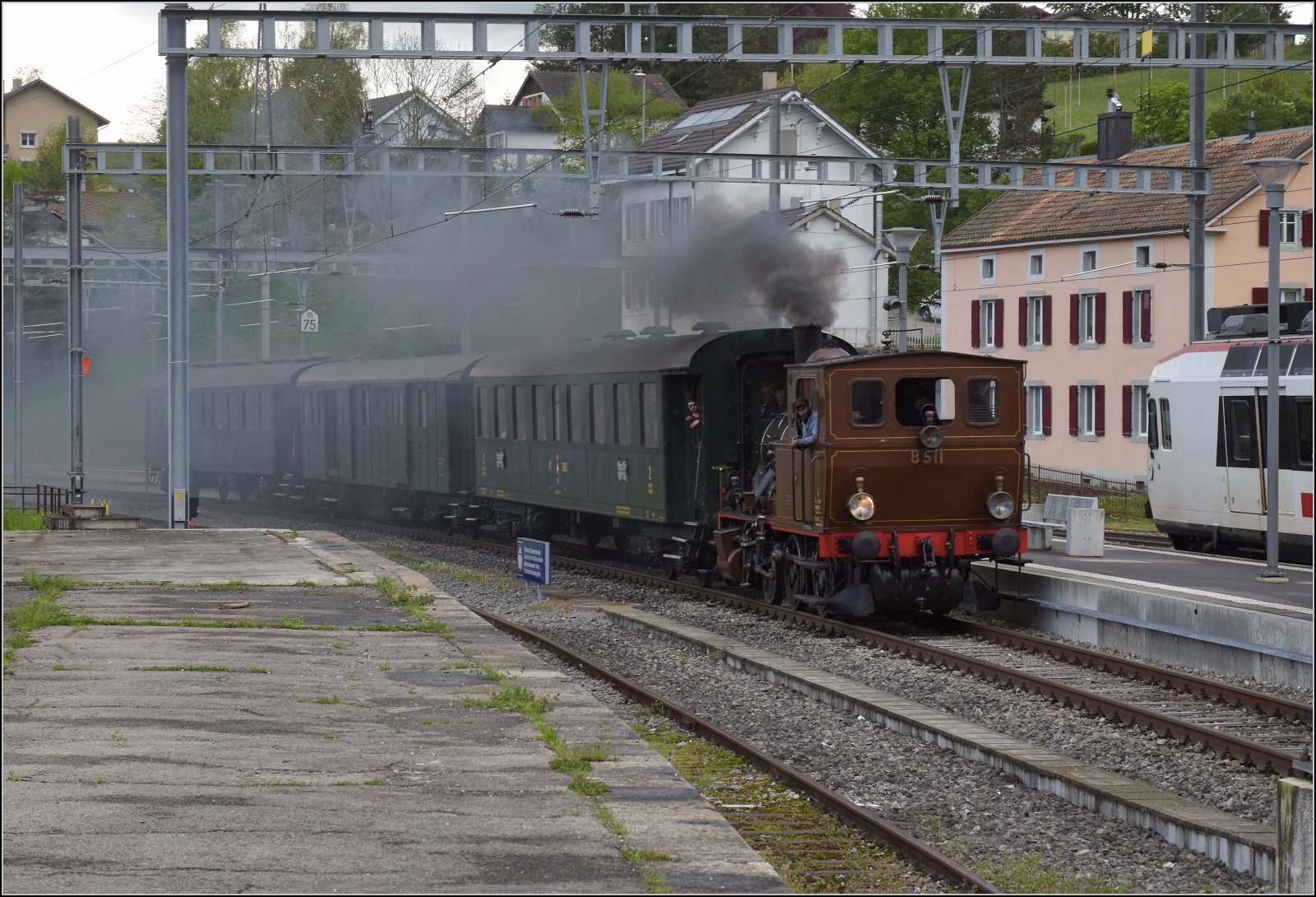 Vapeur Val-de-Travers: Train du Terroir.

Ankunft von E 3/3 8511 mit ihrem Zug in Travers. Mai 2023.