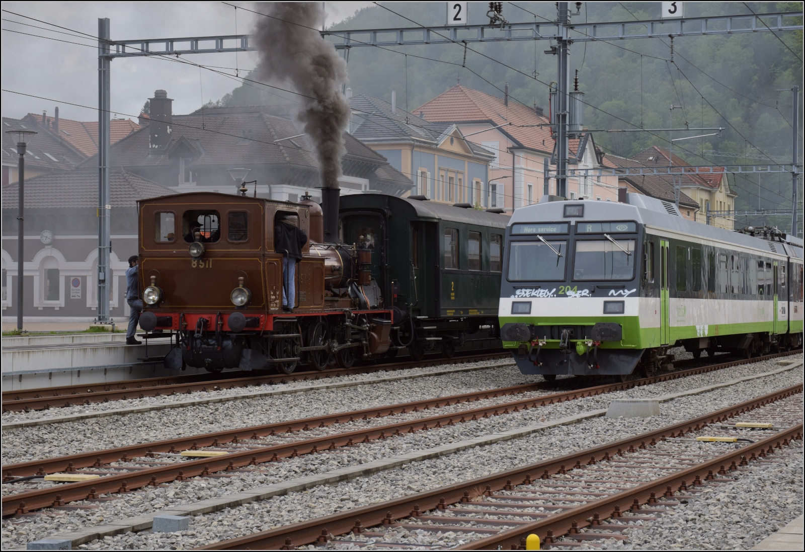 Vapeur Val-de-Travers: Train du Terroir.

Ös Biz schmöcke muess es scho. Die französische Variante des Werbespruchs kenne ich leider nicht, aber E 3/3 8511 nimmt das ernst und nebelt Fleurier ein wenig ein. Mai 2023.