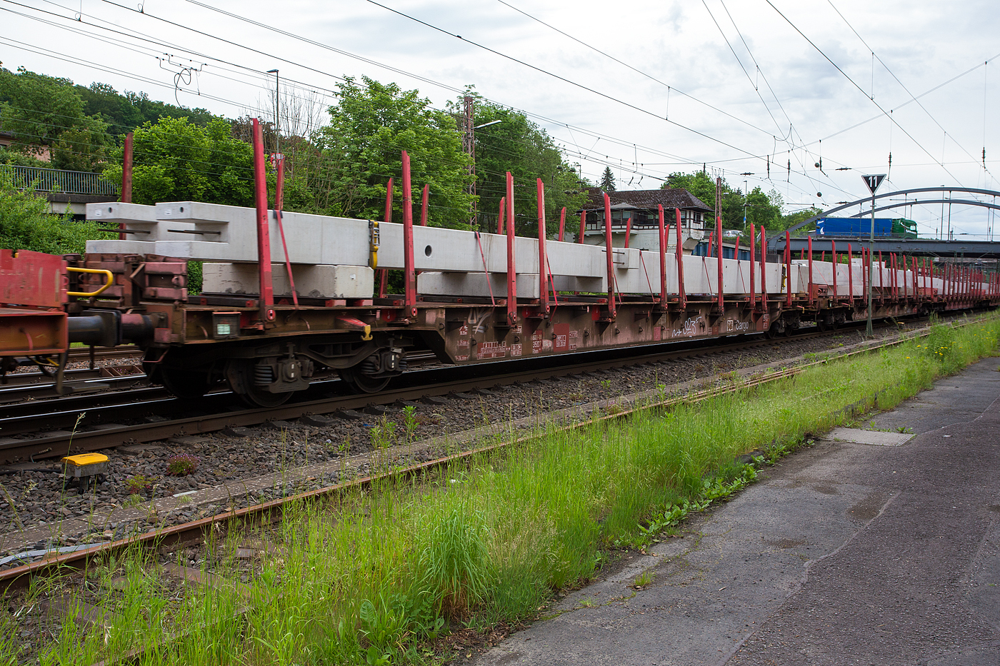 Vierachsiger Drehgestellflachwagen in Regelbauart der DB Cargo AG (ex DB Schenker), 81 80 3507 114-5 D-DB der Gattung Rbns 641, am 21 Mai 2024 beladen mit einem Fertigbetonträger, im Zugverband bei der Zugdurchfahrt in Kreuztal.

Es ist ein Drehgestellflachwagen mit vier Radsätzen, mit Rungen und Stirnwandklappen, jedoch ohne Seitenwandklappen. Der Wagen dient dem Transport von sehr langen Montanerzeugnissen und langen Schnitthölzern. Anders als die Bauart 646.1 besitzt dieser keine 10 Rungenpaare mit Niederbindeeinrichtungen je Längsseite, sondern 12 Drehrungen. Es sind aber am Wagen 10 Niederbindeeinrichtungen (Spannwinden mit Gurt 40 kN Nennbruchkraft) und Bindeösen zur Ladungssicherung vorhanden. Die Bindeösen an den Langträgern sind mit 60 kN und die an den Stirnwandklappen mit 40 kN belastbar. Zum Spannen der Gurte ist für die Spannwinde ein Bedienhebel in Mitte Langträger (Bedienungsseite) abgelegt.

Das geschweißte Untergestell, das aus Stahl der Güte S 355J2G3 (St 52-3) besteht, ist in Wagenmitte im unbelasteten Zustand um 30 mm vorgesprengt und hängt im belasteten Zustand um 25 mm durch. Der Wagenboden zwischen den Ladeschwellen besteht aus 3 mm dickem Riffelblech, der begehbar ist, aber nicht mit der Ladung oder Fahrzeugen belastet werden darf. Nur die in der Mitte nagelbaren Ladeschwellen (16 Stück, 200 mm breit, 100 mm hoch) aus einer Hart-Weich-Holz-Kombination nehmen alle vertikalen Kräfte der Lasten auf.

Für Transportanforderungen, bei denen die Geradheit der Montanerzeugnisse auch nach dem durchgeführten Transport gewährleistet sein muss, können die Verlader bis zu 3 Hilfsladeschwellen zwischen den festen Ladeschwellen auflegen. Die Hilfsladeschwellen dürfen nicht für Einzellasten verwendet werden, müssen sich auf den Obergurten der Langträger abstützen und dürfen das Wagenbodenblech nicht belasten, müssen durch Nutzung der Bohrungen im Obergurt mit Bindedraht gegen seitliches Verrutschen gesichert werden.

Die hochbelastbaren Drehrungen (12 Paare) bestehen aus Spezialstählen und neigen sich im unbelasteten Zustand um ca. 125 mm nach innen. Jede bleibende Verformung der Drehrungen, die durch unsachgemäße Be- und Entladung entsteht, kann nur durch Rungenwechsel behoben werden. Die Stirnwandklappen dienen in senkrechter Stellung der Ladegutsicherung und dürfen in horizontaler Stellung nicht befahren werden. Der Wagen kann mit umgelegten Stirnwandklappen und abgesenkten Stirnwandrungen verkehren (Gleisbögen ≥ 150 m Halbmesser).

TECHNISCHE DATEN 
Gattung: Rbns 641
Länge über Puffer: 26.350 mm
Drehzapfenabstand: 20.050 mm
Achsabstand im Drehgestell: 1.800 mm
Ladelänge: 25.008 mm
Ladebreite: 2.590 mm
Ladefläche: 65,0 m²
Wagenhöhe (Rungenoberkante): 3.350 mm
Wagenbreite: 3.020 mm
Rungenhöhe über OK Ladeschwelle: 2.000 mm
Höhe der Ladeschwellen: 100 mm
Höhe der Ladeschwelle über SOK: 1.350 mm
Höchstgeschwindigkeit: 100 km/h (beladen) 120 km/h (leer)
Max. Ladegewicht: 63,0 t ab Streckenkl. D / DB CM auch 57,0  t / PKP C 52,5 t
Eigengewicht: 26.950 kg
Kleinster bef. Gleisbogenradius: 75 m
Bremse: KE-GP-A (K)
Bremssohle: C810 / Cosid 810 (Komposit-Bremssohle, kurz K-Sohle)
Handbremse: tlw. Fbr
Austauschverfahren: 81 (international durch Sondervereinbarungen mit PKP/51, MAV/55, ÖBB/81, CFL/82, FS/83, NS/84, SBB/85, SNCF/87 und SNCB/88 einsetzbar)
Erstes Lieferjahr/ Baujahr der z. Z. ältesten Wagen: 1997
Bei DB Cargo vorhandene Wagen-Nr.: 81 80 3507 000-7 bis 151-8.

Die Bedeutung der Gattung Rbns:
R = Drehgestellflachwagen in Regelbauart 
b = Ladelänge mindestens 22 m
n = höchste Lastgrenze über 60 t
s = zugelassen für Züge bis 100 km/h (beladen)
641 = Bauartnummer