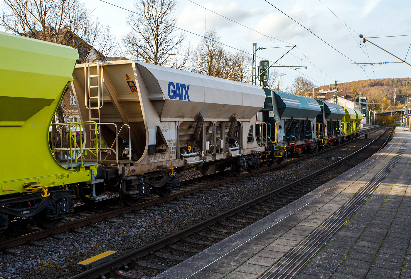 Vierachsiger offener Drehgestell-Schüttgutwagen mit Schwerkraft Entladung (Selbstentladewagen), 37 80 6985 008-8 D-GATXD, der Gattung Faccns (GATX Typ 8549) der GATX Rail Germany GmbH, am 04 November 2025 eingereiht im Zugverband bei einer Zugdurchfahrt im Bahnhof Kirchen/Sieg.

Dieser ( weiße ) Wagen unterschiedet sich von den neuen Wagen in  kiwigrün  (Faccn(pp)s / GATX Typ 8548). Im Vergleich zu den neuen kiwigrünen Faccns-Wagen (GATX Typ 8548) der GATX-Flotte haben diese Wagen ein um eine Tonne höheres Eigengewicht (21,5 t) und sind 1,1 m länger (12,68 m Länge). Mit einem Ladevolumen von 49 m³ können sie zwar 1 m³ mehr laden, besitzen dafür aber das größere Fahrzeugbegrenzungslinie (Profil) G2.

Der 4-achsige Wagen der Gattung Faccns, mit einem G2 Lichtraumprofil, wird für den Transport von Schüttgütern mit einer Korngröße von min. 4mm (bzw. > 4mm), wie z.B. Kies, Splitt und Schotter eingesetzt. Die Entladung erfolgt per Schwerkraft, die Schieber werden über pneumatische Zylinder geöffnet. Der Wagen ist außerdem mit einem Zusatzluftbehälter ausgestattet, der eine autarke Betätigung der Entladeklappen ermöglicht. Das max. Ladevolumen beträgt 49 m³. Die Wagen sind für das Lichtraumprofil G2 ausgelegt und sind so nicht europaweit einsetzbar. 

TENISCHE DATEN:
Spurweite: 1.435 mm (Normalspur)
Länge über Puffer: 12.680 mm
Drehzapfenabstand: 7.880 mm
Achsabstand im Drehgestell: 1.800 mm
Laufraddurchmesser: 920 mm (neu)
Äußere Breite: 3.125 mm
Höhe über S.O.: 4.185 mm
Laderaum: 49 m³
Beladeöffnung: 10.252 x 2.000 mm
Breite der Entladeschurren: 1.000 mm
Höhe der Schurre über S.O.: 326 mm
Entladeklappen: 4
Entladesystem: pneumatisch
Höchstgeschwindigkeit: 100 km/h (beladen) / 120 km/h (leer)
Eigengewicht: 21.300 kg
Maximales Ladegewicht: 68,7 t (ab Streckenklasse D4)
Bauart der Bremse: KE-GP-A (K)
Bremssohle: C 810
Kleinster bef. Gleisbogenradius: R 75 m
Intern. Verwendungsfähigkeit: TEN-GW (G2)
