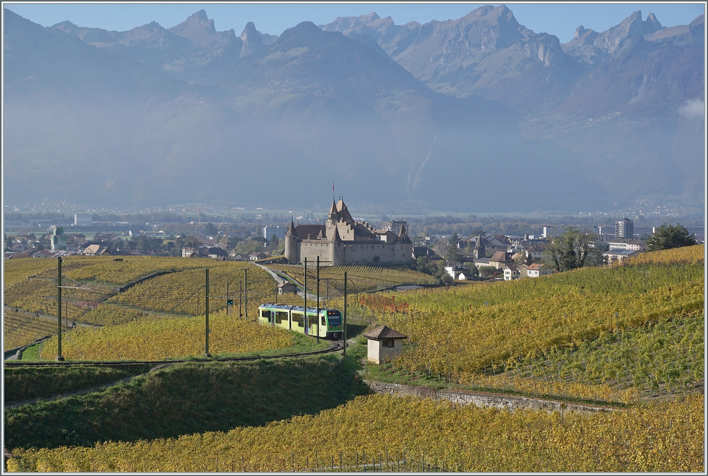Vom gleichen Standpunkt aus nochmals der gleiche Zug nun bereits deutlich tiefer und inmitten herrlicher herbstlicher Reben. 

2. Nov. 2024