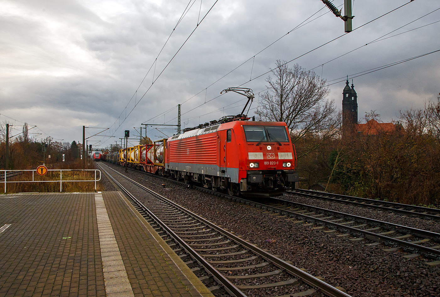 Während links die als S 2 (Dresden Flughafen – Pirna) der S-Bahn Dresden am 07.12.2022 vom Bahnhof Dresden-Strehlen, auf der KBS 241.1, in Richtung Pirna fährt, kommt aus südlicher Richtung, auf der Elbtalbahn (KBS 247), die 189 020-1 (91 80 6189 020-1 D-DB, Class 189- VM 50Hz) der DB Cargo AG mit einem gemischten Güterzug heran. Rechts die evangelische Christuskirche.

Die Siemens EuroSprinter ES 64 F4 wurde 2003 von Siemens in München-Allach unter der Fabriknummer 20693 gebaut und in der Variante B (Class 189-VB) ausgeliefert und war nur für Deutschland zugelassen. Später wurde sie in die Variante M (VM 50Hz) umgebaut und hat so nun die Zulassungen für Deutschland, Tschechien, Slowakei und Polen (D/ CZ/SK/PL) und besitzt die entsprechenden Zugbeeinflussungssysteme.