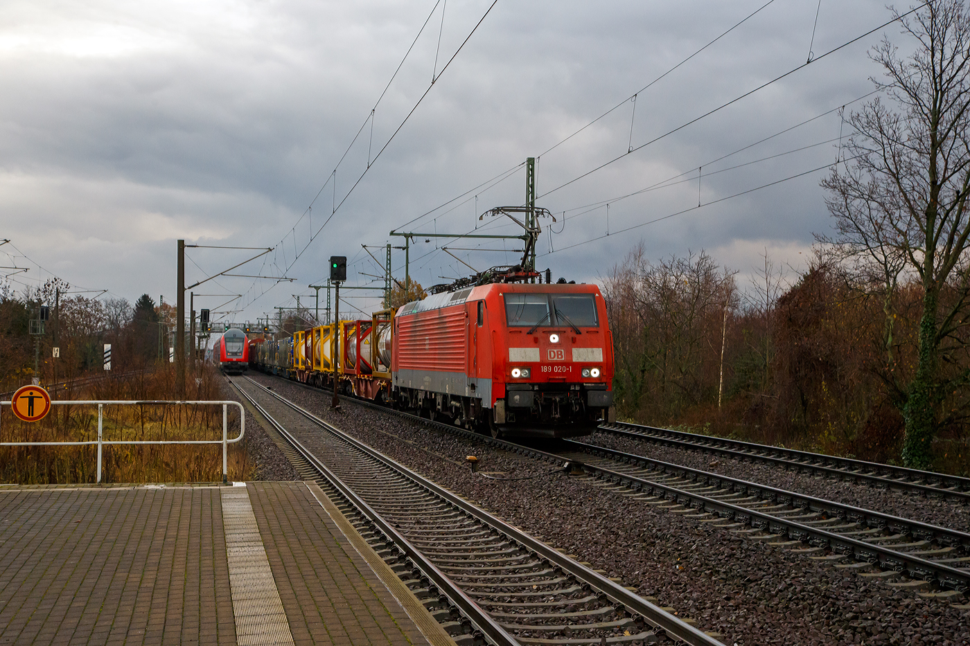 Während links die als S 2 (Dresden Flughafen – Pirna) der S-Bahn Dresden am 07.12.2022 vom Bahnhof Dresden-Strehlen, auf der KBS 241.1, in Richtung Pirna fährt, kommt aus südlicher Richtung, auf der Elbtalbahn (KBS 247), die 189 020-1 (91 80 6189 020-1 D-DB, Class 189- VM 50Hz) der DB Cargo AG mit einem gemischten Güterzug heran. 

Die Siemens EuroSprinter ES 64 F4 wurde 2003 von Siemens in München-Allach unter der Fabriknummer 20693 gebaut und in der Variante B (Class 189-VB) ausgeliefert und war nur für Deutschland zugelassen. Später wurde sie in die Variante M (VM 50Hz) umgebaut und hat so nun die Zulassungen für Deutschland, Tschechien, Slowakei und Polen (D/ CZ/SK/PL) und besitzt die entsprechenden Zugbeeinflussungssysteme.