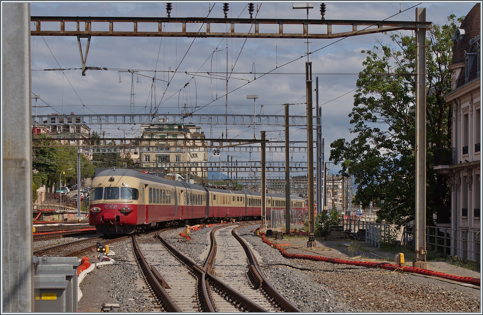 Was für ein prachtvoller Zug: Der SBB RAe 1053 verlässt Lausanne in Richtung Montreux. Vor vielen Jahren waren die RAe 1053 täglich in Lausanne als TEE Cisaplino (Milano - Paris - Milano) zu erleben und später als  Graue Maus  im EC Verkehr Milano - Genève - Milano. Mittlerweile bekommt man die edlen Züge hier nur sehr selten zu sehen, dies ist auch der Grund, dass ich trotz ungünstigem Motiv und Fotostandort abgedrückt habe. Zudem habe habe ich erst kurz vor knapp von der Extrafahrt erfahren. Fotostandort: östlicher Punkt des Bahnsteig 7/8. 

5. Juli 2023 