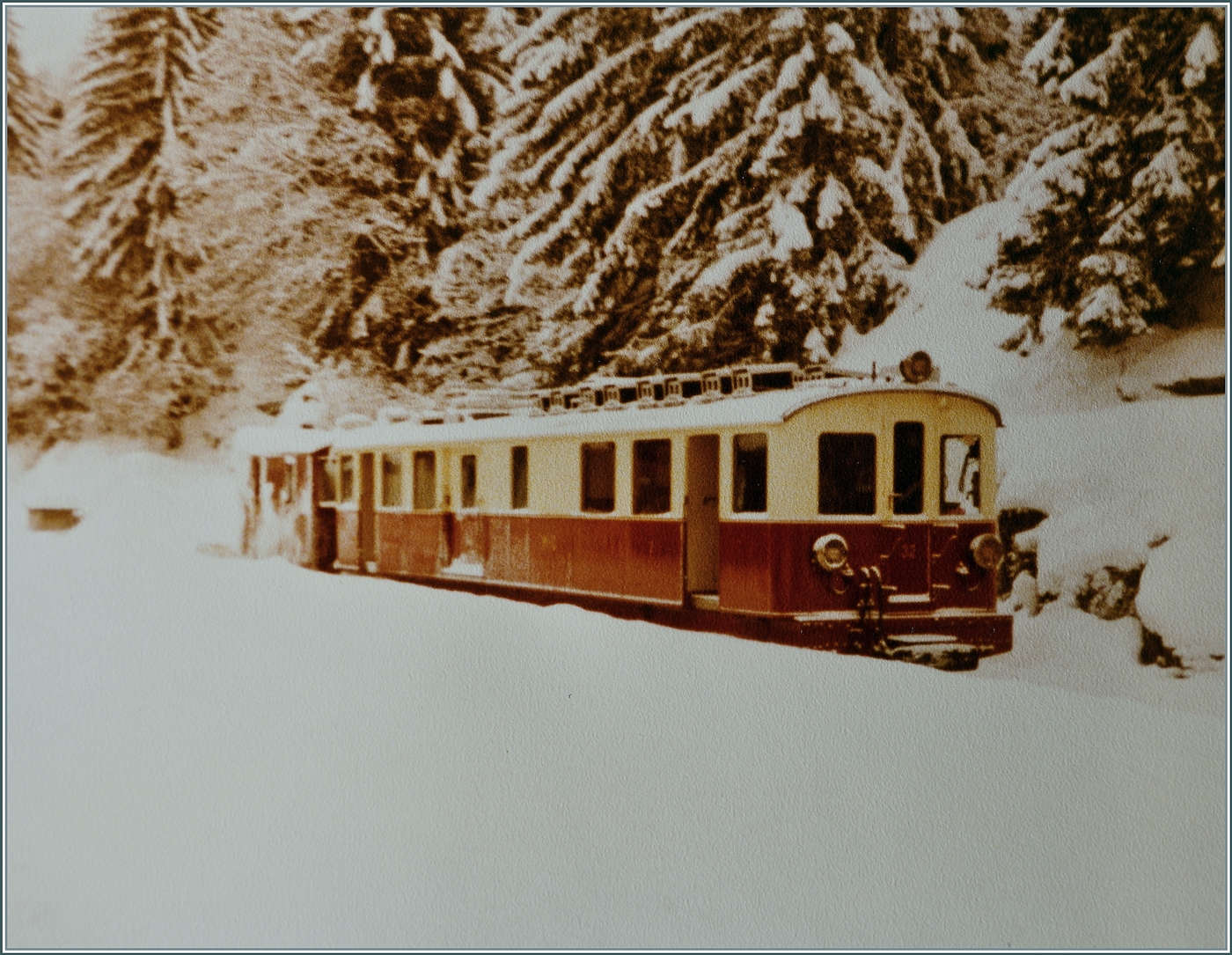  Winterliche M-C  steht neben dem Datum als einzige Notiz zu diesen alten Bilder aus Le Châtelard Frontière. Das dritte Bild zeigt den Triebwagen ABDeh 4/4 N° 32  le tracteur  der 1921 zur M-C kam um die zum Bau der Staumauer benötigen Güterzüge zur befördern. 
Heute (beim Einstellen des Bildes 11.1.26) wird der Triebwagen liebevoll vom Train Nostalgique du Trient TNT gepflegt. 

Analogbild vom 19. Dez. 1981