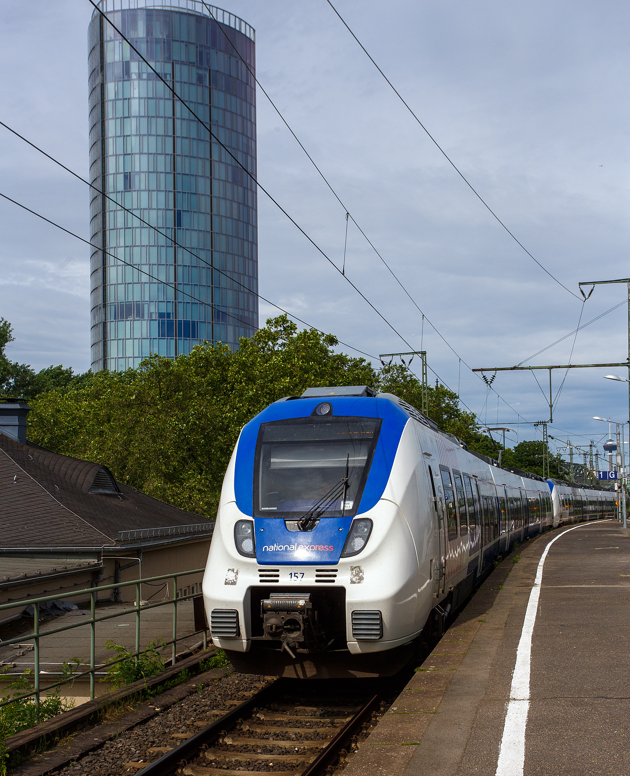 Zwei gekuppelte Bombardier Talent 2 fahren am 26 Mai 2024, als RB 48 „Rhein-Wupper-Bahn“ (Bonn-Mehlem – Bonn Hbf - Köln Hbf - Solingen Hbf - Wuppertal Hbf - Wuppertal-Oberbarmen), in den Bahnhof Köln Messe/Deutz ein. 

Vorne der dreiteilige Talent 2 – 9442 157 / 9442 657 und hinten der fünfteilige Talent 2 – 9442 358 / 9442 858. Betrieben wird die Linie von der National Express Rail GmbH (Düsseldorf) über die auch die Triebzüge eingestellt (D-NXG) sind, Eigentümer der Triebzüge ist aber der ZV VRR Eigenbetrieb Fahrzeuge und Infrastruktur. Die beiden Bombardier Talent 2 wurden 2015 von der Bombardier Transportation GmbH in Hennigsdorf gebaut. 

Familie von Triebzügen des Herstellers Bombardier Transportation. „Talent“ ist ein Akronym für Talbot leichter Nahverkehrs-Triebwagen. Der Talent 2 ist mit dem ursprünglich vom Unternehmen Talbot in Aachen entwickelten und gebauten Triebwagen Bombardier Talent technisch nicht verwandt.
