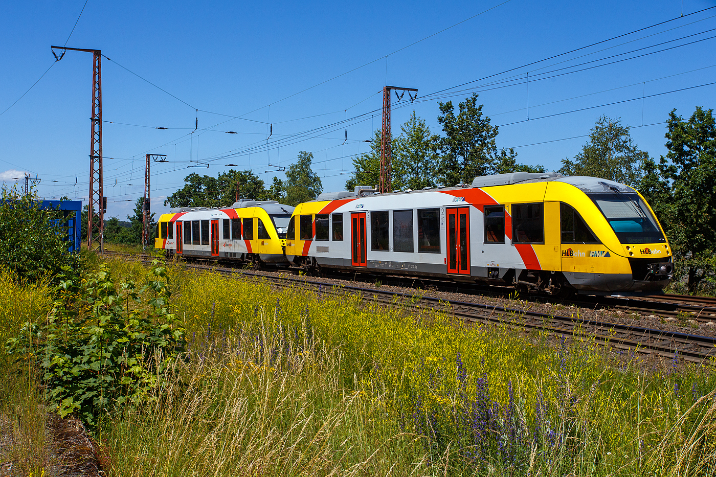 Zwei gekuppelte Dieseltriebzüge vom Typ Alstom Coradia LINT 27, der HLB (Hessische Landesbahn GmbH), verlassen am 28 Juni 2024, als RB 95  Sieg-Dill-Bahn  (Dillenburg – Siegen) den Hp Wilnsdorf-Rudersdorf (Kr. Siegen) und fahren weiter nach Siegen Hbf, welches auch der nächste und letzte Halt ist.

Vorne der VT 202 ABp (95 80 0640 102-9 D-HEB) und dahinter der VT 210 ABp (95 80 0640 110-2 D-HEB). Beide Alstom Coradia LINT 27 wurde 2004 von Alstom (vormals Linke-Hofmann-Busch GmbH (LHB) in Salzgitter-Watenstedt gebaut und an die vectus Verkehrsgesellschaft mbH, mit dem Fahrplanwechsel am 14.12.2014 wurden alle Fahrzeuge der vectus nun Eigentum der HLB. Der VT 202 wurde unter der Fabriknummer 1187-002 und der VT 210 unter der Fabriknummer 1187-010 gebaut.