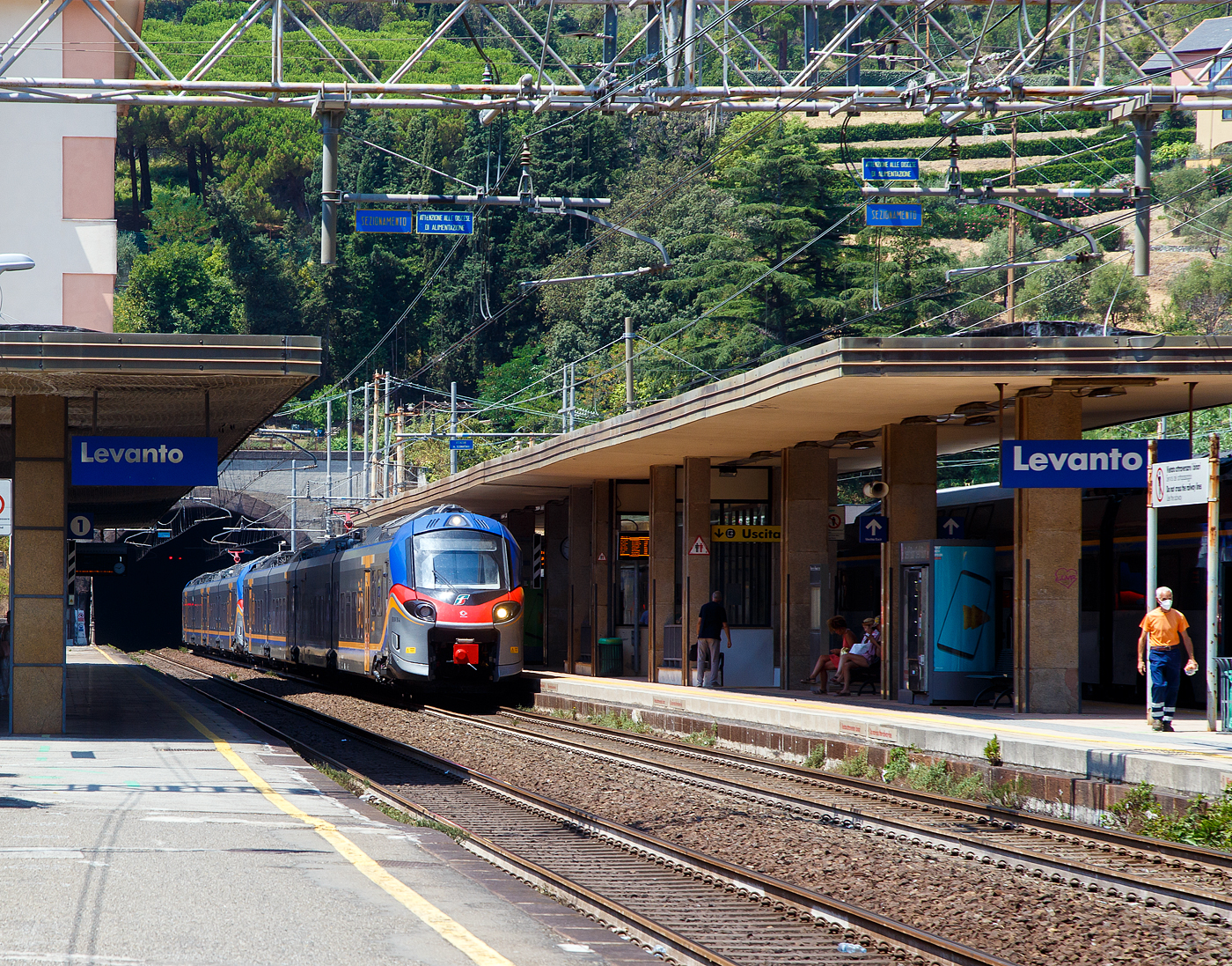 Zwei gekuppelte Trenitalia „pop“, der ETR 104 101und der ETR 104 037, zwei vierteilige Alstom Coradia Stream, erreichen am 22.07.2022, als Regio 3269 (Sestri Levante - La Spezia Centrale) den Bahnhof Levanto.

Einen lieben Gruß zurück (Saluti indietro).
