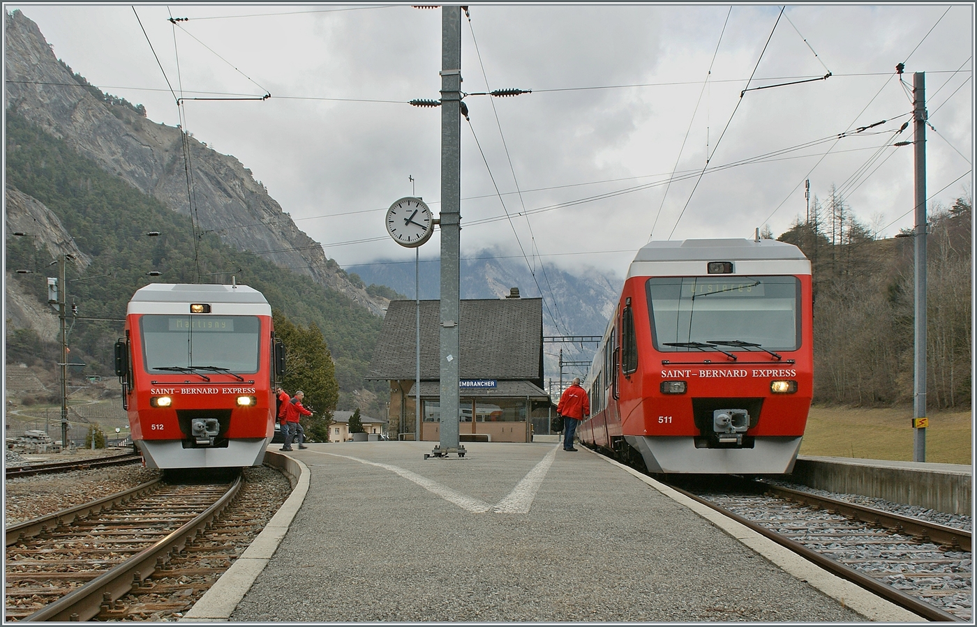 Zwei TMR RegionAlps RABe 525  NINA warten in Sembrancher auf die Abfahrt nach Martigny und Orsière. 

19. März 2011