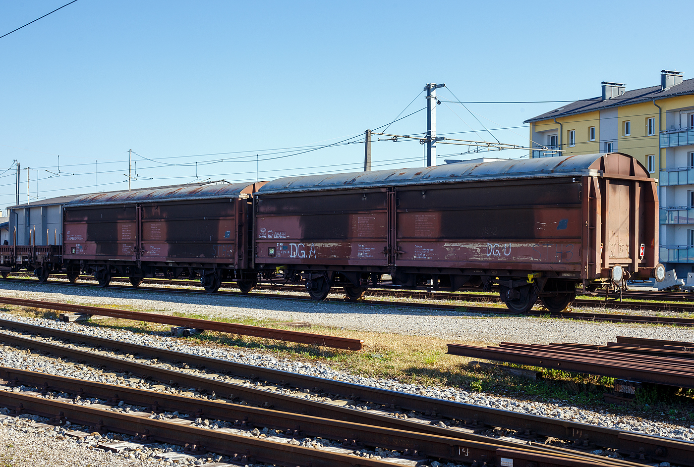 Zwei zweiachsige großräumige ex ÖBB Schiebewandwagen der Gattung Hbis, links 21 81 2254 150-9 A-StH (STH 2) und rechts 21 81 2254 316-6 A-StH (STH 3), der Stern & Hafferl Verkehrsgesellschaft m.b.H. (StH), sind am 04 April 2025 beim Bahnhof Vorchdorf-Eggenberg abgestellt. 

TECHNISCHE DATEN:
Spurweite: 1.435 mm (Normalspur)
Anzahl der Achsen: 2
Länge über Puffer: 14.020 mm
Achsabstand: 8.000 mm
Ladelänge: 12.700 mm 
Ladefläche: 33,9 m²
Eigengewicht: 14.000 kg
Max. Ladegewicht: 26 t (ab Streckenklasse C)
Höchstgeschwindigkeit: 100 km/h (beladen) / 120 Km/h (leer)
Bauart der Bremse: O-GP-A
Intern. Verwendungsfähigkeit: RIV