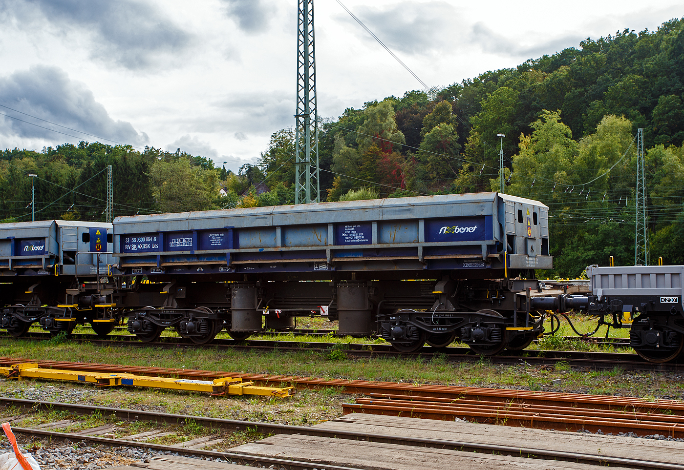 Zweiseitenkippwagen (Einmuldiger Drehgestell-Schüttgutkippwagen mit vier Radsätzen und pneumatischer Betätigung), 33 56 9300 064-8 SK-AXBSK, der Gattung Uas, der slowakischen Vermietungsfirma AXbenet, s.r.o. (Trnava) vermietet an die SPITZKE SE (Großbeeren) abgestellt am 14 September 2025 in Betzdorf/Sieg. In Deutschland werden die Wagen teilweise auch unter Gattung Fas geführt, dann haben sie die Gattungszahl 673x.

Die Einleitung des Kippvorgangs erfolgt durch eine Betätigungseinrichtung, jeweils von der der Kipprichtung gegenüberliegenden Seite. Die Seitenklappe dient beim Kippvorgang als Verlängerungsrutsche. 

Der Fahrzeugrahmen setzt sich zusammen aus einem kastenförmigen Langträger und zwei Kopfstücken sowie insgesamt vier angeflanschten Trägern für die Abstützung der Drehgestelle. Die Kopfstücke haben feste Zuganschläge für die Aufnahme der Zugeinrichtung. Der Kasten besteht aus Stirnwänden, Seitenklappen, Kipplagerverriegelung, Bordwänden und dem Gestänge für die Bordwandöffnung und der pneumatischen Kippeinrichtung. An der Unterseite des Kastens befinden sich Lagerstellen, welche die Verbindung mit dem Fahrzeugrahmen herstellen.

Der Hebelmechanismus zum automatischen Öffnen und Schließen der Bordwände während des Kippvorganges befindet sich in den beiden Stirnwänden des Kastens. Zur Entladung ist der Wagen mit 4 Kippluftbehältern mit je 150 l (5 bar) ausgerüstet, die während der Zugfahrten aus der Hauptluftbehälterleitung aufgefüllt werden müssen. 

TECHNISCHE DATEN:
Spurweite: 1.435 mm (Normalspur)
Anzahl der Achsen: 4 in 2 Drehgestellen
Länge über Puffer: 12.540 mm
Höhe: 3.205 mm (In Kippstellung 4.250 mm)
Breite: 3.080 mm
Drehzapfenabstand: 7.500 mm
Drehgestelltyp: Y 25 Cs
Achsabstand im Drehgestell: 1.800 mm
Laufraddurchmesser: 920 mm (neu)
Eigengewicht: 25.800 kg
Ladefläche: 26 m²
Ladevolumen: 31 m³
Max. Geschwindigkeit: 100 km/h
Max. Ladegewicht: 54,2 t ab Streckenklasse C
Kleinster bef. Gleisbogenradius: 75 m
Bremse: KE-GP (LL)
Bremssohle: Jurid 847 
Handbremse: Ja, auf der Bremserbühne
Höhe der Unterseite der Ausladeklappe über SO: 300 mm
Intern. Verwendungsfähigkeit: RIV

Quellen: AXbent, SPITZKE und Anschriften
Stand: September 2025