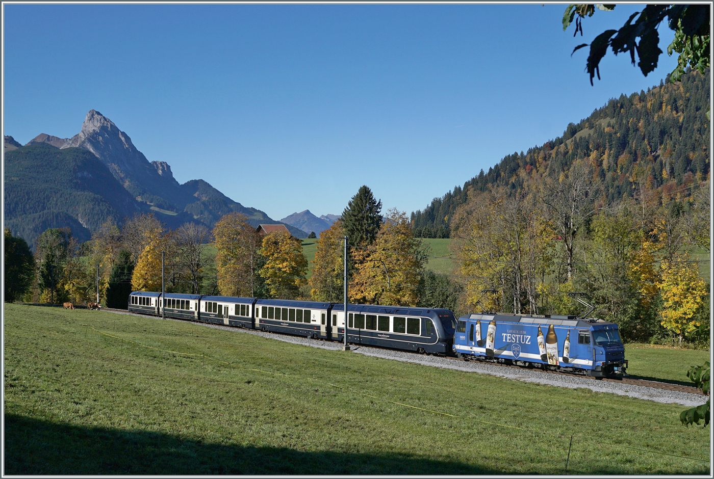 Zwischen Schönried und Gruben konnte ich den MOB/BLS GoldenPass Express PE 4068 auf der Fahrt von Interlaken Ost nach Montreux kurz nach Schönried fotografieren.
Da bei allen GPX Zügen auf dem Schmalspurabschnitt die Lok jeweils Seite Zweisimmen eingereiht ist, hoffte ich bei den Schleifen oberhalb von Gstaad eine passende Fotostelle zu finden, stellte aber fest, dass dies gar nicht so einfach war. 
Zudem sind durch den straken Besucherandrang verständlicherweise viel Wege oder Zugänge gesperrt.     

13. Oktober 2025
