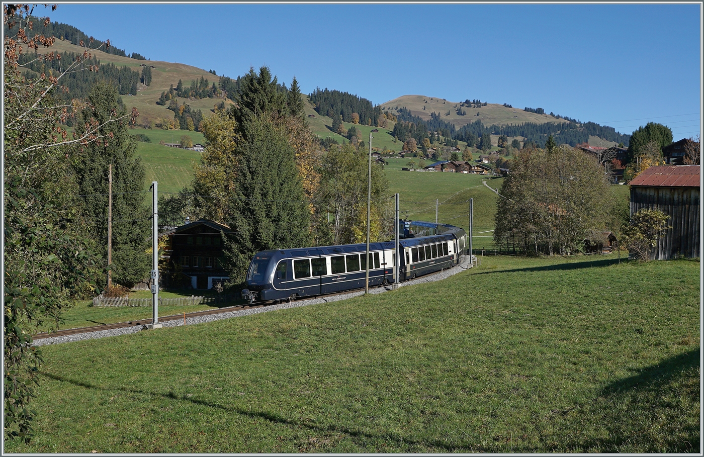 Zwischen Schönried und Gruben konnte ich den MOB/BLS GoldenPass Express PE 4068 auf der Fahrt von Interlaken Ost nach Montreux kurz nach Schönried fotografieren. 

13. Oktober 2025