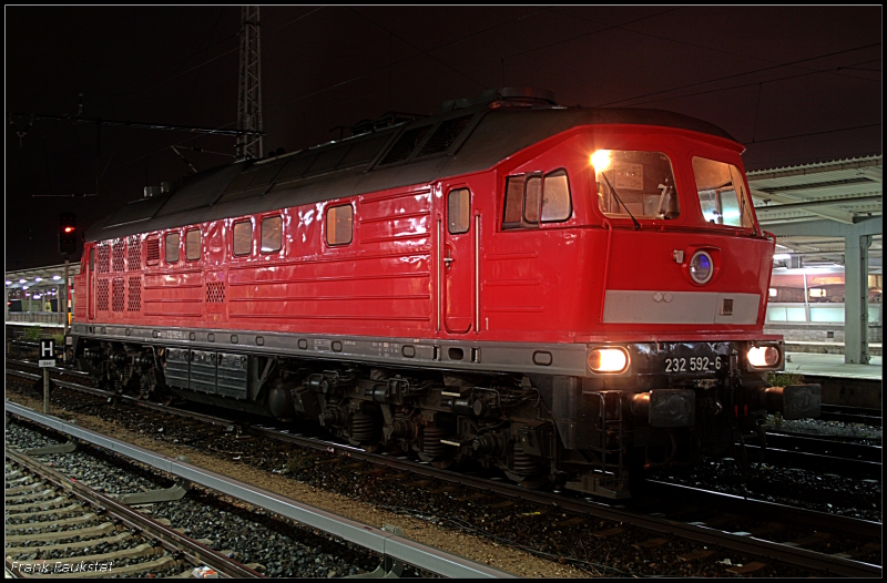 232 592-6 f�hrt nach getaner Arbeit gleich in die Nachtruhe (ex 132 592-7, Railion DB Logistics; N�chtliches in Berlin Lichtenberg 08.10.2009)
<br><br>
Update: 05/2015 in Oberhausen z
