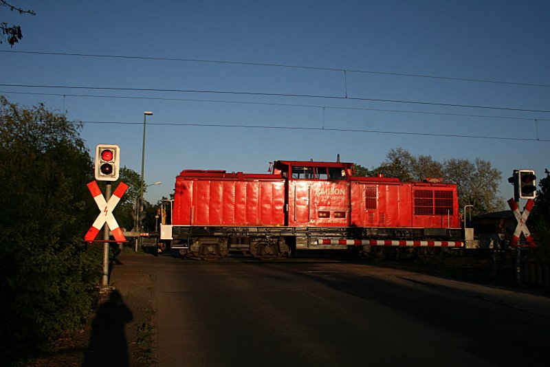 Am B konnte noch Railion 298 331-0 mit  Rungenwagen in der tiefstehenden Abendsonne fotografiert werden (NVR-Nummer 98 80 3298 331-0 D-DB, ex DR 111 031-1, gesehen Berlin Wuhlheide 21.04.2009 - Update: 08.08.2010 Brand in Saarmund)