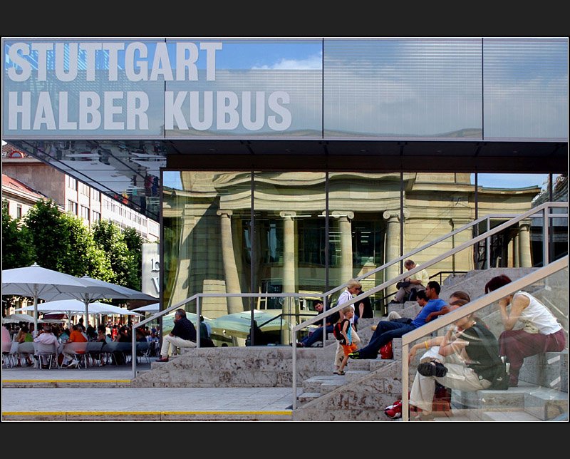 Am Kunstmuseum in Stuttgart. (Matthias)