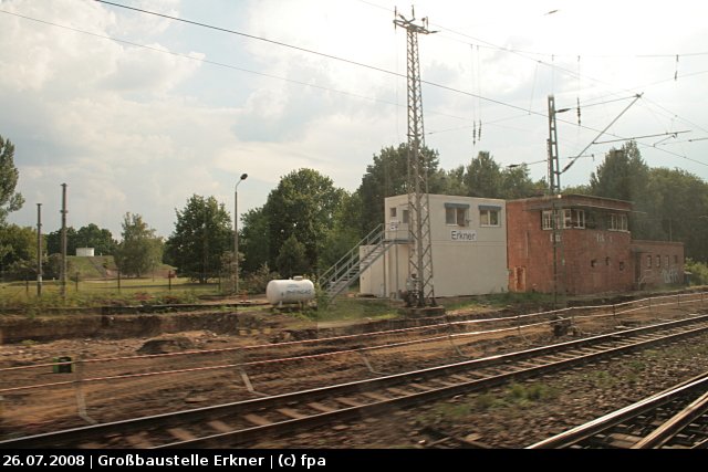 Das alte Stellwerk muss der Baustelle weichen, daher wurden bergangsweise Container aufgestellt. Das alte Gebude wurde ein paar Tage spter abgerissen. Bild wurde aus einem fahrenden RE aufgenommen (Baustelle Erkner, 26.07.2008).