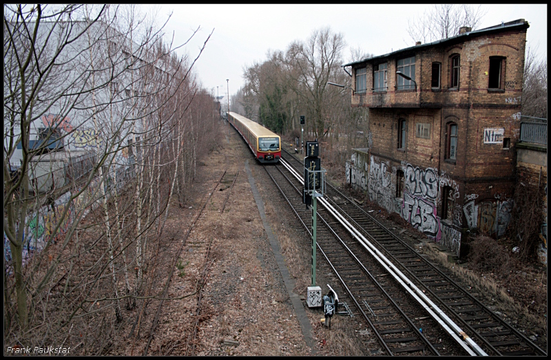 Das ehemalige Stellwerk  Ntm  steht an der Strecke zwischen Nordbahnhof und Humboldhain. Es durfte sogar in einem älteren Tatort mitspielen. Ursprünglich war es für die Einfahrweichen und Signale zum alten Stettiner Bahnhof zuständig. Außer Betrieb ging es ca. 1984. Das links sichtbare Gleis ist der Rest von drei Ferngleisen und diente als Zuführung zum S-Bw Nordbahnhof (Berlin Humboldhain 02.03.2009)