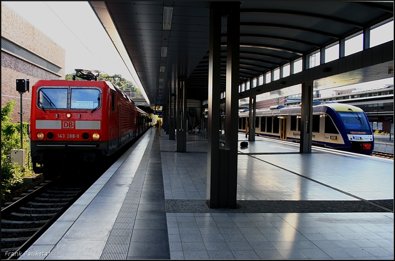 DB 143 288-9 im S-Bahn Ersatzverkehr nach Hennigsdorf als S 94987. Rechts steht BRB VT231 als NEB 86199 im S-Bahnersatzverkehr nach Klosterfelde, gesichtet Berlin Gesundbrunnen, 28.07.2009 (DB Regio NRW GmbH Düsseldorf, ZWS/FMZ)