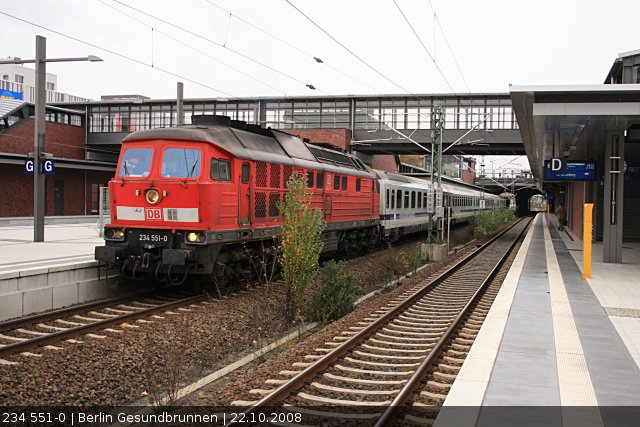 DB 234 551-0 mit dem Berlin-Warschau-Express (ex 232 551-2, gesichtet Berlin Gesundbrunnen, 22.10.200)