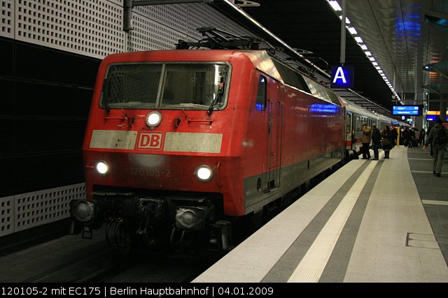 DB Fernverkehr 120 105-2 mit dem IC 175 im Tiefgescho� des Bahnhofs (Berlin Hauptbahnhof, 04.01.2009).