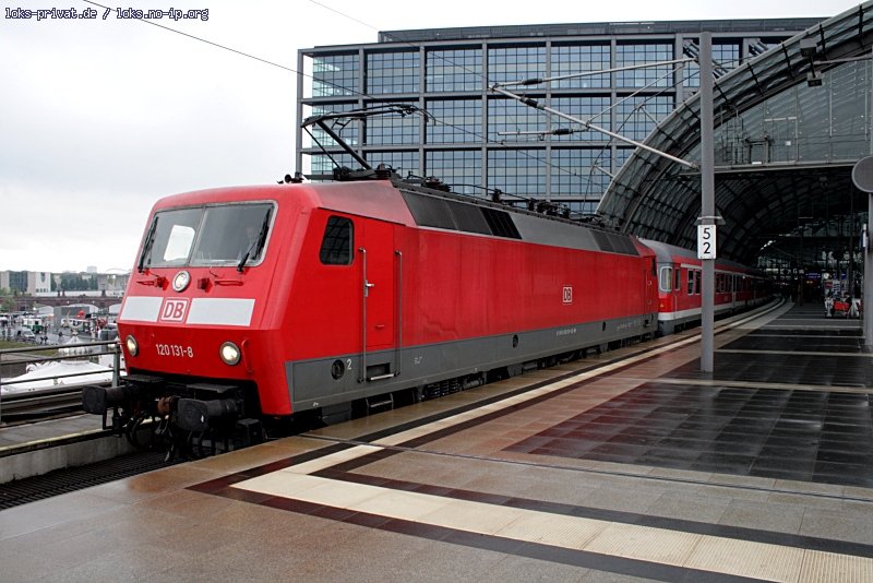 DB Fernverkehr 120 131-8 mit DZ 2718 aus Wuppertal bei schlechtem Wetter in Berlin Hauptbahnhof (16.05.2009).
<br><br>
Update: ++ 10.04.2018 bei Fa. Bender, Opladen