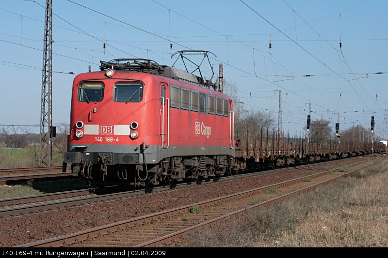 DB Schenker 140 169-4 mit Rungenwagen Richtung Seddin (Saarmund, 02.04.2009)
<br>
++ 13.11.2019 bei Bender, Opladen
