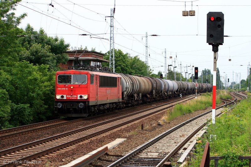 DB Schenker 155 070-6 mit Kesselwagen (Berlin Karow, 15.06.2009)
<br><br>
Update: 05/2015 in Rostock-Seehafen z; ++ 07.09.2015 in Opladen