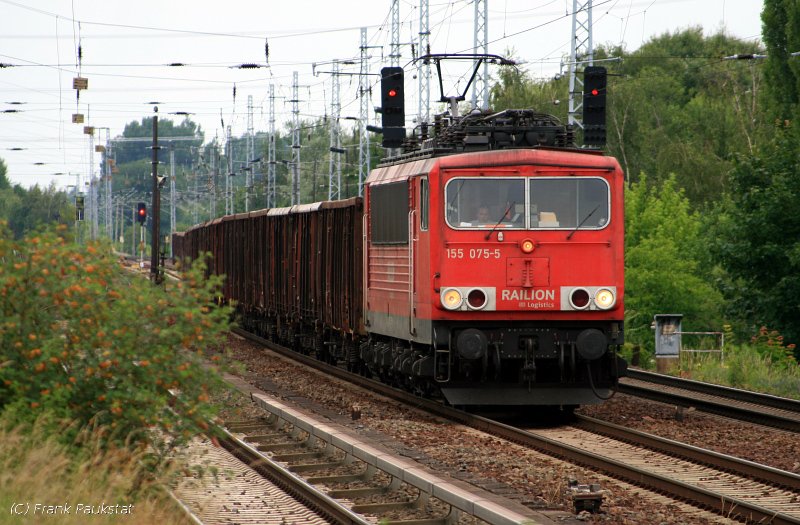 DB Schenker 155 075-5 mit Ea-Wagen Richtung Karower Kreuz. Das Bild wurde mit Tele aufgenommen, da sich von hinten die S-Bahn n�herte (Berlin Karow, 15.06.2009).