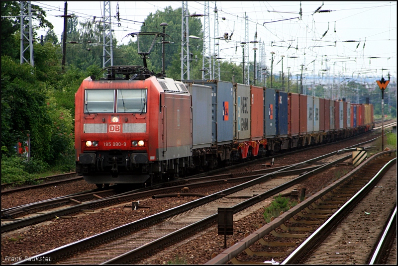 DB Schenker 185 080-9 mit Containerwagen Richtung Erkner (NVR-Nummer: 9180 6 185 080-9 D-DB, gesichtet Berlin Hirschgarten, 14.07.2009)