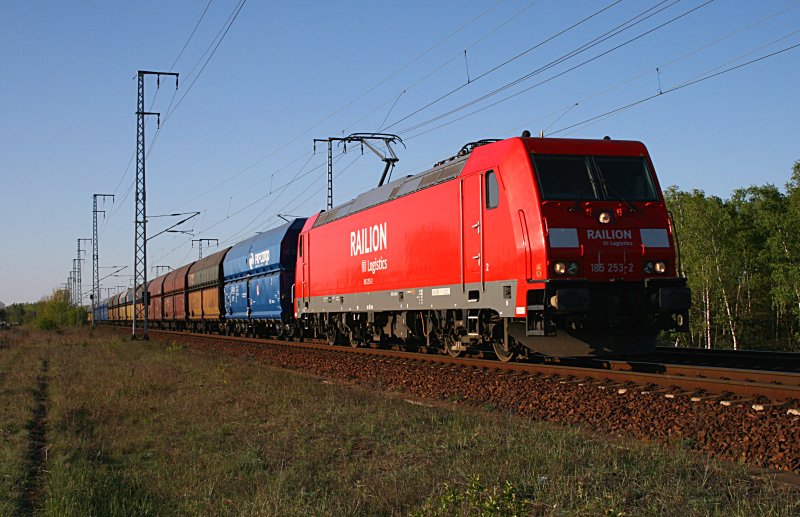 DB Schenker 185 253-2 mit Fals-Wagen der PKP (gesichtet Berlin Wuhlheide 21.04.2009).