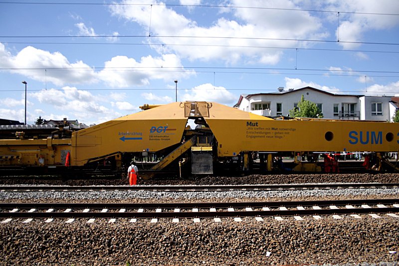 Der Gleisumbauzug SUM 312, hier die Mitte, macht vieles gleichzeitig: Er l�st die Schrauben, hebt die Gleise an und dr�ckt sie nach aussen. Dann wird die alte Schwelle durch eine neue ersetzt (Falkensee, 23.05.2009).