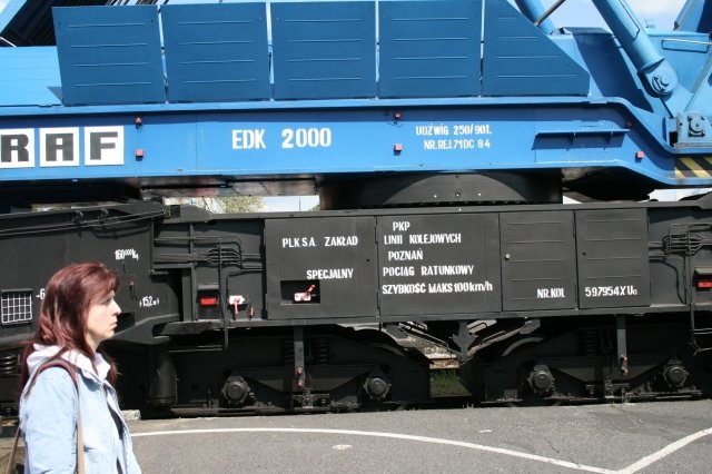 Detailierte Beschriftung am EDK 2000. Der Kran kann bis zu 250t heben. Er trgt die Registriernummer 597954 XU (Wolsztyn, 03.05.2008).