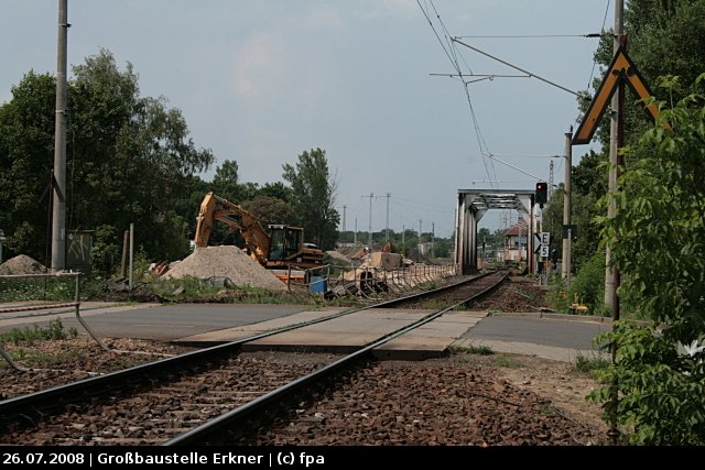 Eigendlich sind es zwei Brcken gewesen, die linke ist schon weg. Spter soll auch die rechte einer neuen zweispurigen Brcke Platz machen (Baustelle Erkner, 26.07.2008).