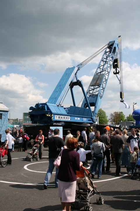 Ein EDK 2000 fr maximal 200t Gewicht. Um das Bild zu machen musste ich schon etwas weiter weg gehen, da der Kran sehr hoch ist (Wolsztyn, 03.05.2008).