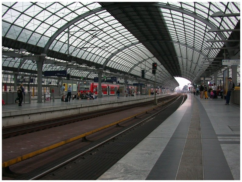 Glasdach ber den Geleisen des Spandauer Bahnhofes in Berlin. (07/2005)