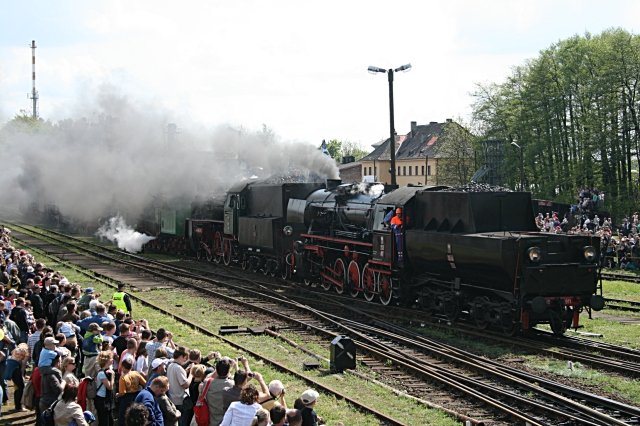 Hier der zweite Teil mit den zusammengekuppelten Loks. Lrm und Dampf waren infernalisch (Wolsztyn, 03.05.2008).