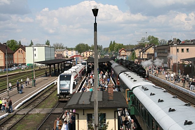 Langsam f�llt sich der Bahnhof. Neben Sonderz�gen zum Dampflokfest f�hrt auch noch der regul�re Nahverkehr (Wolsztyn, 03.05.2008).