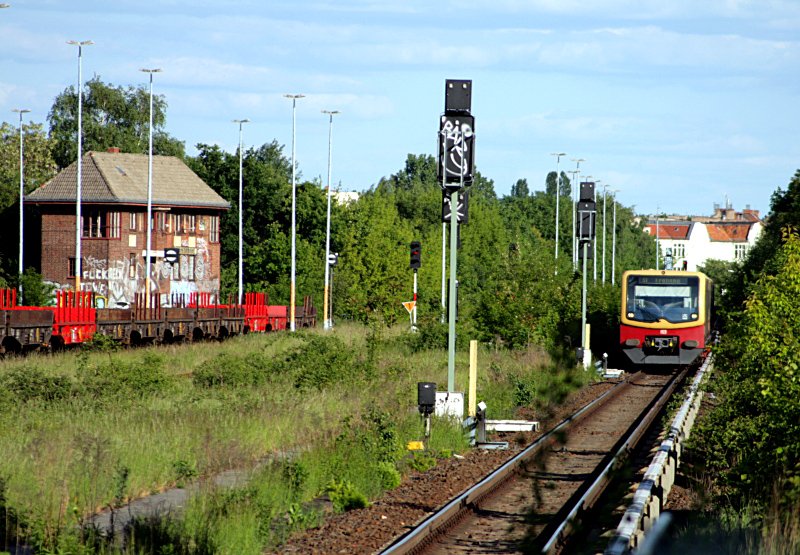 Links das im allgemeinen arbeitslose Stellwerk, rechts kommt gerade S1 nach Frohnau (Berlin Schnholz, 14.05.2009).