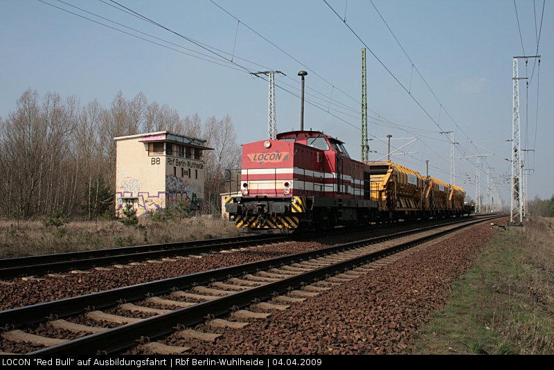 LOCON 209 / 201 878  Alst�tte II  mit Bauzug am Stellwerk B8 (Berlin Wuhlheide, 04.04.2009).